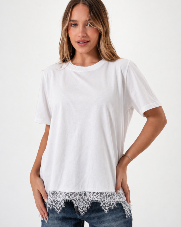 REMERA CON PUNTILLA